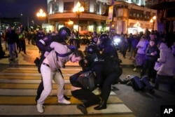 Pripadnici ruske policije hapse demonstrante tokom protesta u Moskvi, nakon što je predsednik Vladimir Putin proglasio delimičnu mobilizaciju zbog svog rata u Ukrajini, Rusija, 21. septembra 2022.