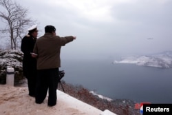 지난 1월 김정은(오른쪽) 북한 국무위원장이 모처에서 잠수함발사순항미사일(SLCM) '불화살-3-31'형 시험발사를 지도하고 있다. (조선중앙통신 공개한 사진)