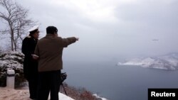 Pemimpin Korea Utara Kim Jong Un menghadiri peluncuran rudal jelajah dari kapal selam di sebuah lokasi yang dirahasiakan di Korea Utara dalam foto yang dirilis pada 28 Januari 2024. (Foto: KCNA via Reuters)