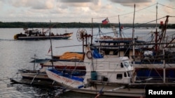 필리핀 삼발레스주 마신록 항구에 정박 중인 어선. (자료화면)
