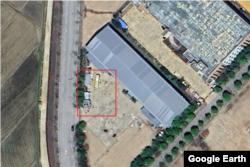 양말 등을 제조해 온 ‘매스트’ 공장 건물 앞 공터에 노란색 버스가 서 있고, 그 주변에 인파가 보인다. 자료=Airbus (via Google Earth)