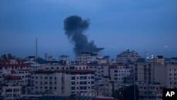 Asap mengepul menyusul serangan udara Israel di Jalur Gaza barat, Kamis, 23 Februari 2023. (Foto: AP)