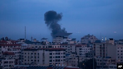 Asap mengepul menyusul serangan udara Israel di Jalur Gaza barat, Kamis, 23 Februari 2023. (Foto: AP)