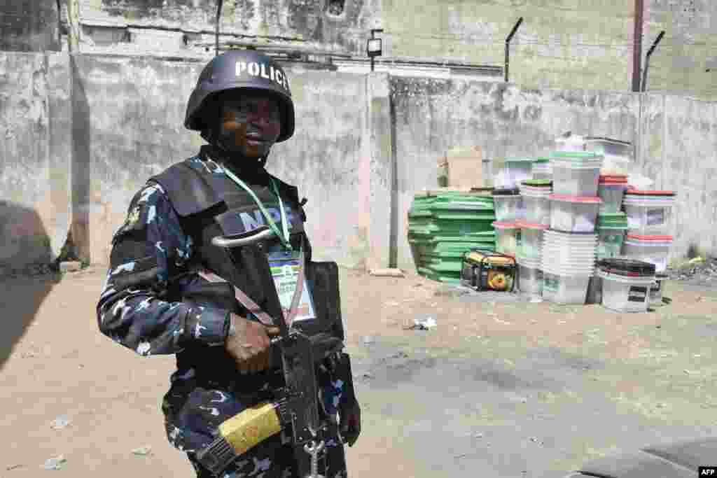 An anti-riot police officer is seen at the state headquarters of Independent National Electoral Commission in Yola, the day after Nigeria&#39;s presidential and general election.