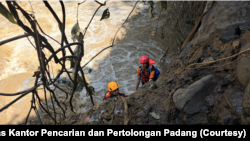 Upaya pencarian korban juga turut melibatkan tim penyelamat dari daerah, kepolisian, militer, dan relawan. (Foto: Dok Humas Kantor Pencarian dan Pertolongan Padang)