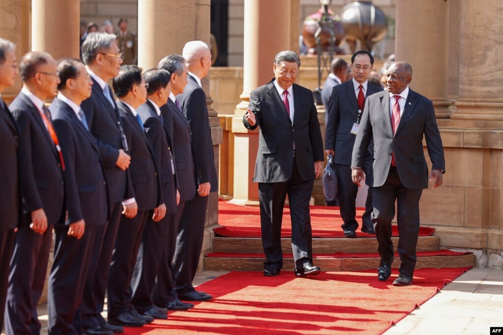 南非总统西里尔·拉马福萨在南非比勒陀利亚欢迎到访的中国国家主席习近平与他的内阁班子成员。（2023年8月22日）(photo:VOA)