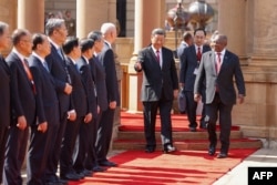 南非总统西里尔·拉马福萨在南非比勒陀利亚欢迎到访的中国国家主席习近平与他的内阁班子成员。（2023年8月22日）