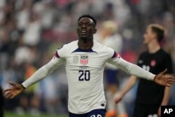 Folarin Balogun de Estados Unidos celebra después de anotar contra Canadá durante la primera mitad de un partido final de la Liga de Naciones CONCACAF el domingo 18 de junio de 2023 en Las Vegas. (Foto AP/John Locher)