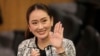 Pemimpin Partai Pheu Thai, Paetongtarn Shinawatra, putri mantan Perdana Menteri Thailand Thaksin Shinawatra, melambaikan tangan sebelum konferensi pers di Bangkok, Thailand, Kamis, 15 Agustus 2024. (Sakchai Lalit/AP)