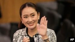 Pemimpin Partai Pheu Thai, Paetongtarn Shinawatra, putri mantan Perdana Menteri Thailand Thaksin Shinawatra, melambaikan tangan sebelum konferensi pers di Bangkok, Thailand, Kamis, 15 Agustus 2024. (Sakchai Lalit/AP)