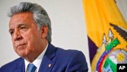 ARCHIVO - El presidente de Ecuador, Lenín Moreno, escucha mientras es entrevistado, durante la Asamblea General de las Naciones Unidas, en septiembre de 2018, en la sede de la ONU.