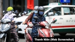 Người dân mặc áo chống nắng khi tham gia giao thông ở TPHCM. Nhiệt độ cao nhất trong lịch sử quan trắc ở Việt Nam được ghi nhận ở mức 44,1 độ C hôm 6/5.