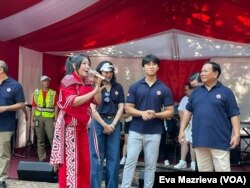 Via Vallen ketika secara tak terduga Prabowo Subianto datang ke bazaar dan ikut naik panggung bersama Duta Besar Indonesia untuk Amerika Serikat Rosan Perkasa Roeslani. (Foto: VOA/Eva Mazrieva)