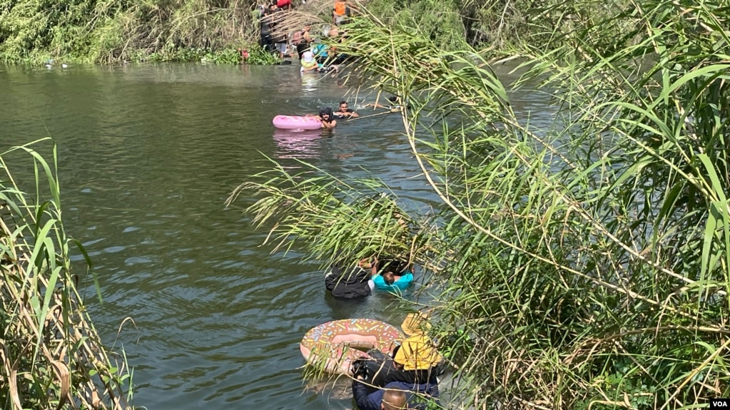 從墨西哥邊境城市渡河前往對岸美國德州邊境城市布朗斯維爾的移民，其中包括中國人。