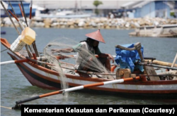 Seorang nelayan membereskan peralatannya. (Foto: Courtesy/Kementerian Kelautan dan Perikanan)