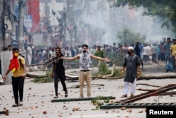 Pengunjuk rasa bentrok dengan Penjaga Perbatasan Bangladesh (BGB) menyusul digelarnya protes anti-kuota oleh mahasiswa, Dhaka, Bangladesh, 19 Juli 2024. (Foto: REUTERS/Mohammad Ponir Hossain)