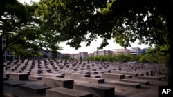 Cahaya pagi menyinari Memorial Holocaust (Memorial untuk Orang Yahudi Eropa yang Terbunuh) di Berlin, Jerman, Kamis, 15 Juni 2023. (AP/Markus Schreiber)