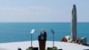 El presidente de EEUU, Joe Biden, pronuncia un discurso en el monumento a los Rangers de Pointe du Hoc de la Segunda Guerra Mundial tras el 80 aniversario del desembarco del Día D de 1944 en Cricqueville-en-Bessin, Normandía, Francia, el 7 de junio de 2024.