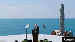 El presidente de EEUU, Joe Biden, pronuncia un discurso en el monumento a los Rangers de Pointe du Hoc de la Segunda Guerra Mundial tras el 80 aniversario del desembarco del Día D de 1944 en Cricqueville-en-Bessin, Normandía, Francia, el 7 de junio de 2024.