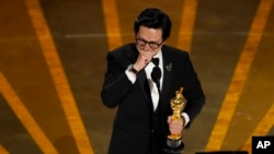Ke Huy Quan xúc động khi phát biểu nhận giải Oscar cho vai diễn phục xuất sắc nhất tại đêm trao giải ở Los Angeles hôm 12/3.
