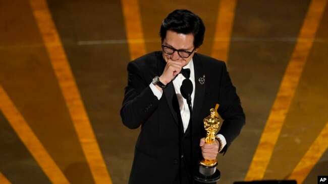 Ke Huy Quan xúc động khi phát biểu nhận giải Oscar cho vai diễn phục xuất sắc nhất tại đêm trao giải ở Los Angeles hôm 12/3.