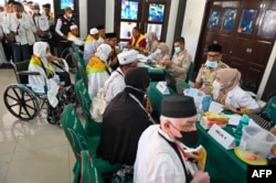 Jemaah Haji Indonesia di Banda Aceh, antre untuk pemeriksaan kesehatan sebelum berangkat menunaikan ibadah haji tahunan ke kota suci Mekkah, 23 Mei 2023. (CHAIDEER MAHYUDDIN / AFP)