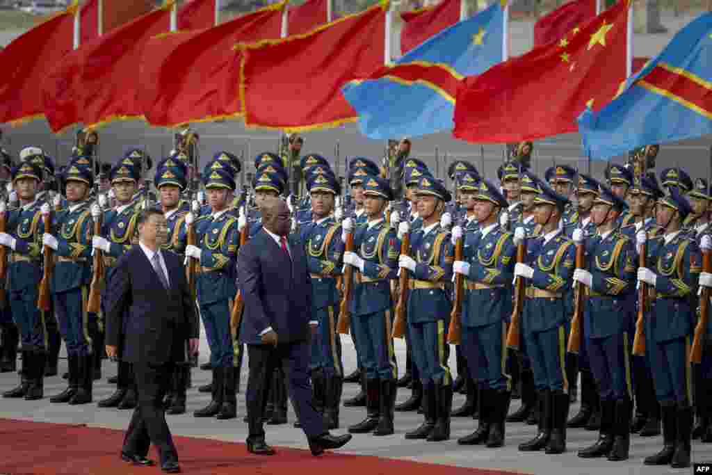 Moknzi ya Chine Xi Jimping (G) ayambi mokonzi ya RDC Félix Tshisekedi na milulu liboso lya mampinga na Palais du Peuple na Pékin (Beijing), Chine, 26 sanza ya mitano 2023.