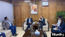 জাতিসংঘের মানবাধিকার ও অতি দারিদ্রবিষয়ক বিশেষ প্রতিনিধি অলিভার ডি স্কাটারের সঙ্গে স্থানীয় সরকার, পল্লী উন্নয়ন ও সমবায় মন্ত্রী মো. তাজুল ইসলাম। 