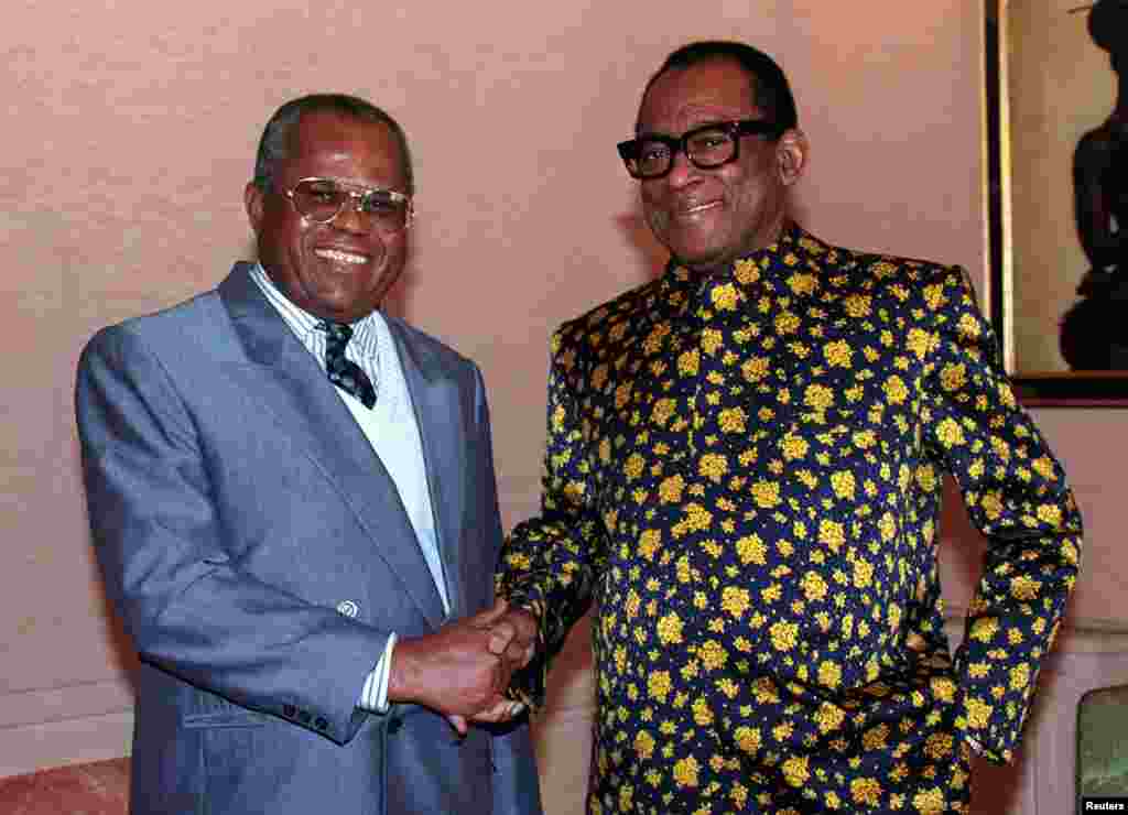 Président Mobutu Sese Seko (D) na monignga na ye, opposant Etienne Tshisekedi bakutani na villa Méterranéenne, na France, 21 sanza ya zomi na moko 1996 