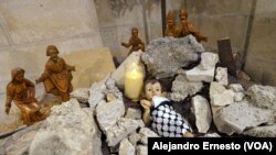 El simbólico nacimiento de un Niño Jesús palestino es, según el padre Isaac Munther, “una muestra de solidaridad con los niños de Gaza que están muriendo cada día”. El "pesebre" puede verse en la iglesia luterana, en Belén, Cisjordania, el 17 de diciembre de 2023.