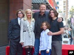 Gwen Stefani (kedua dari kiri) dan Blake Shelton (tengah), berpose bersama anak-anaknya: dari kiri Zuma Nesta Rock Rossdale, Apollo Bowie Flynn Rossdale dan Kingston Rossdale, pada upacara penganugerahan bintang Hollywood Walk of Fame untuk Blake, di Los Angeles, Jumat, 12 Mei , 2023. (Jordan Strauss/Invision/AP)