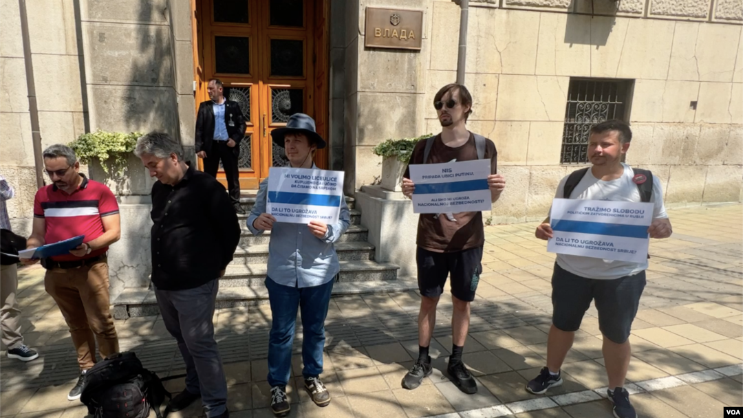 Okupljanje predstavnika Ruskog demokratskog društva ispred vlade Srbije