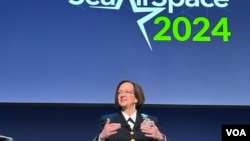 美國海軍作戰部長麗莎·弗朗切蒂上將在海軍聯誼會「海空天」年會講話。 (2024年4月8日，美國之音鍾辰芳拍攝)