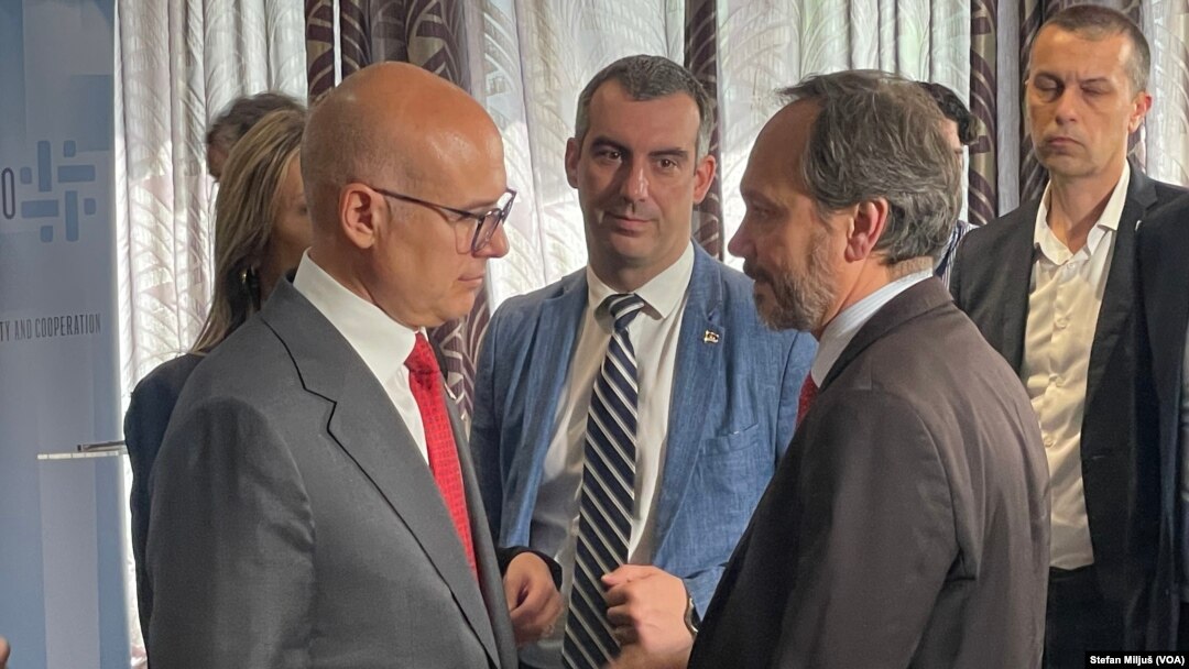 Premijer Srbije Miloš Vučević i ambasador Evropske unije u Srbiji Emanuele Žiofre na panelu „Od velikog proširenja ka brzom proširenju: Dvadeset godina od velikog proširenja EU“ održanom u beogradskom hotelu "Metropol" (foto: Glas Amerike / Stefan Miljuš