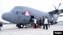 Presiden Joko Widodo menyaksikan secara langsung acara penyerahan pesawat C-130J-30 Super Hercules dari Menteri Pertahanan Prabowo Subianto ke Panglima TNI Laksamana Yudo Margono, di Pangkalan TNI AU Halim Perdanakusuma, Jakarta, Rabu, 8 Maret 2023. (Twitter/@jokowi)