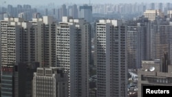 资料照：中国天津正在建设中的高层住宅楼。（2023年8月18日）