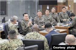 스티븐 쾰러 미 태평양함대 사령관(왼쪽)이 18일 한국 부산 함대사령부에서 김명수 한국 합참의장(왼쪽에서 두 번째)을 만나 한미동맹의 중요성과 역내 안보 현안에 대해 논의했다. 사진 = 한국 해군