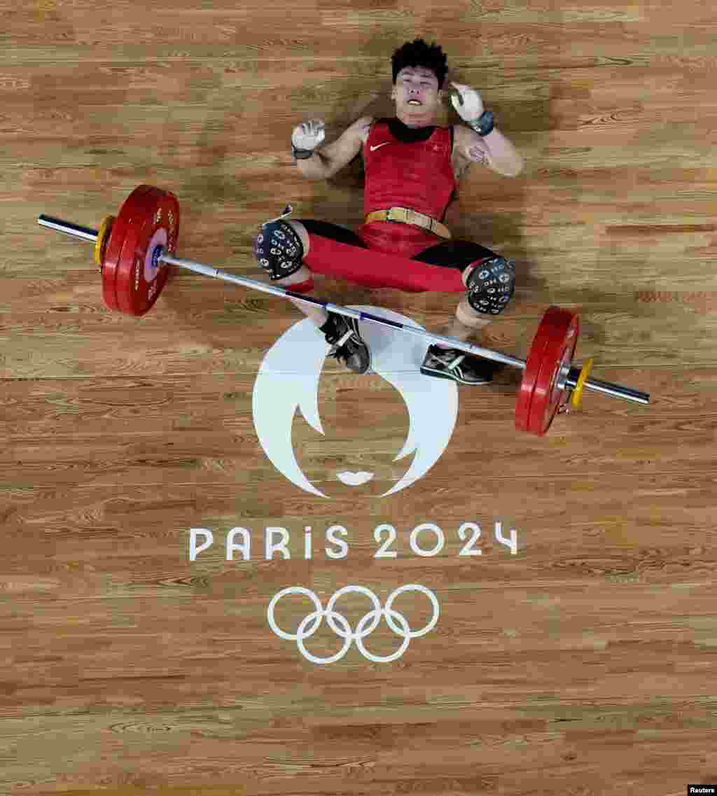 Van Vinh Trinh dari Vietnam terjatuh setelah gagal mengangkat beban selama angkat besi putra 61kg di Olimpiade Paris di Paris, Prancis. (Dita Alangkara/Reuters)&nbsp;