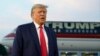 El expresidente de EEUU Donald Trump habla con los reporteros en el Aeropuerto Internacional Hartsfield-Jackson de Atlanta, Georgia, el 24 de agosto de 2023.