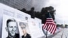 ARCHIVO - Fotografías de los soldados caídos en el Monumento a los Veteranos de Vietnam, en Washington, el 28 de mayo de 2023. 