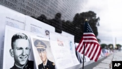 ARCHIVO - Fotografías de los soldados caídos en el Monumento a los Veteranos de Vietnam, en Washington, el 28 de mayo de 2023. 