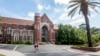 资料照片：2015年4月30日，学生们走过佛罗里达州塔拉哈西佛罗里达州立大学校园内的多德大厅。（美联社照片）