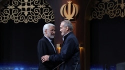 Kandidat presiden Iran Masoud Pezeshkian dan Saeed Jalili berpartisipasi dalam sesi debat di sebuah studio televisi di teheran, Iran, pada 1 Juli 2024. (Foto: Morteza Fakhri Nezhad/IRIB/WANA (West Asia News Agency)/Handout via Reuters)