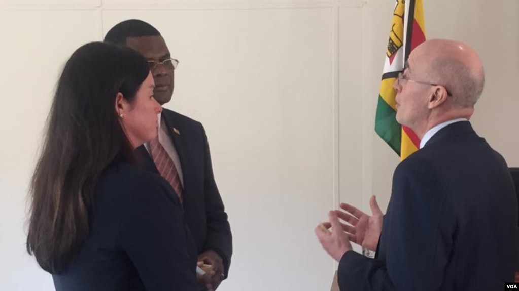 Visiting American envoy Ambassador Scott speaking with a Zimbabwean official and a U.S. staffer. (VOA)