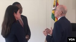 UAmbassador Robert Scott wethekelela kwele Zimbabwe. (VOA)