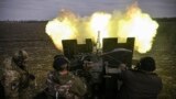 乌军使用S60高射炮向巴赫穆特附近的俄军阵地开火。(2023年3月20日)