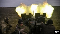 乌军使用S60高射炮向巴赫穆特附近的俄军阵地开火。(2023年3月20日)