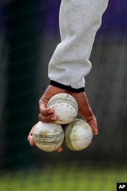 Jasprit Bumrah saat latihan menjelang pertandingan Piala Dunia Kriket melawan Afghanistan di Hampshire Bowl, Southampton, Inggris, Kamis, 20 Juni 2019. (AP/Aijaz Rahi)