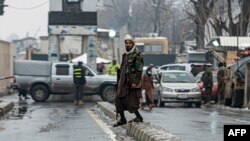 آرشیو - یکی از اعضای طالبان پس از یک انفجار انتحاری در نزدیکی وزارت امور ور خارجه افغانستان در  کابل و در یک مسیر مسدود شده نگهبانی می‌دهد. ۱۱ ژانویه ۲۰۲۳ 