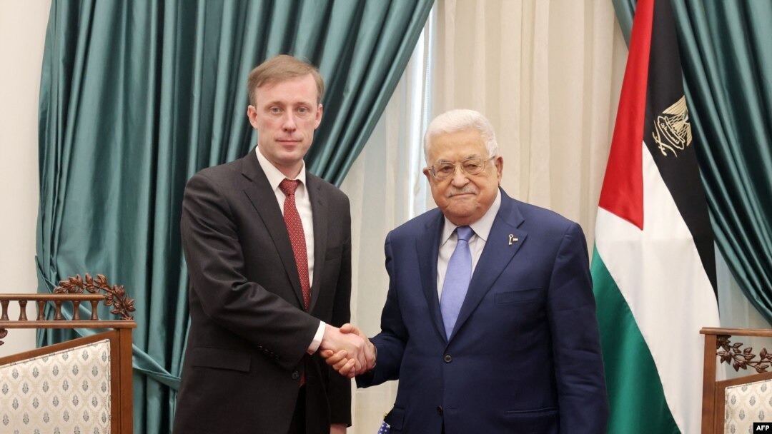 Cố vấn An ninh Quốc gia Mỹ Jake Sullivan, trái, gặp Tổng thống Palestine Mahmoud Abbas vào ngày 15/12/2023, tại Ramallah, Bờ Tây. 